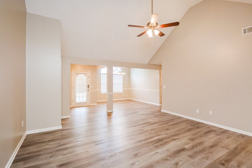 Building Photo - 10662 Village Landing