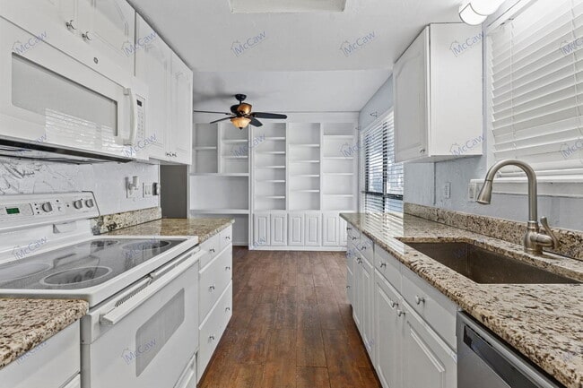 Building Photo - 2101 Park Willow Ln