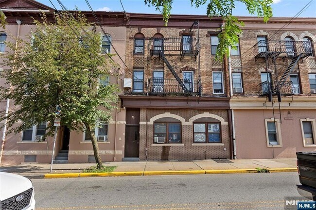 Building Photo - 9 E Monroe St