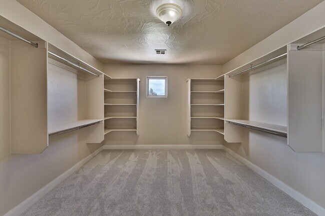 Building Photo - "Spacious 4-Bedroom Retreat with 3,584 Sq ...