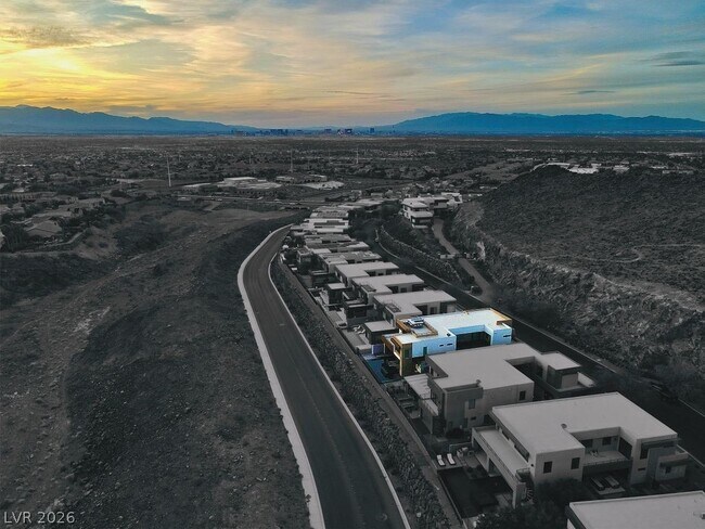 Building Photo - 917 Vegas View Dr