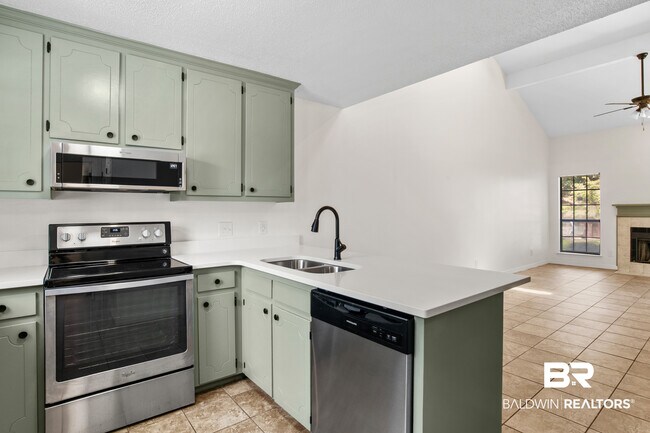 Building Photo - 200 Parma Dr