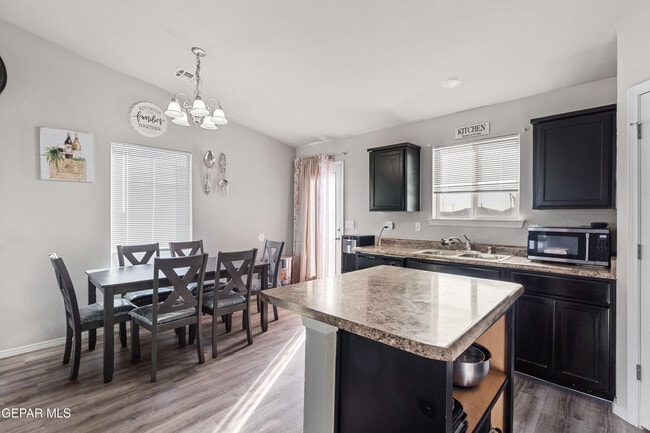 Building Photo - 945 Villa Seca Dr