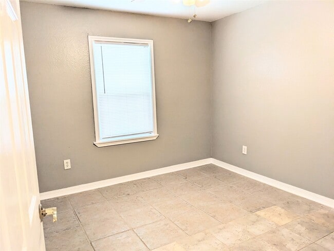 Building Photo - 1005 Rosepoint Dr