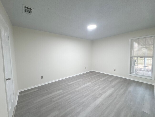 Building Photo - 3092 S Wesley Ct