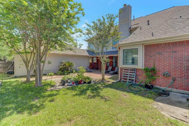 Building Photo - 301 Winding Oak Ln S