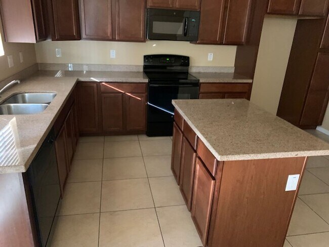 Building Photo - 4 BEDROOM HOME IN EAST  PHOENIX