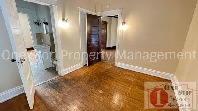Building Photo - Gorgeous and Unique 2 Bedroom, 1 Bathroom ...