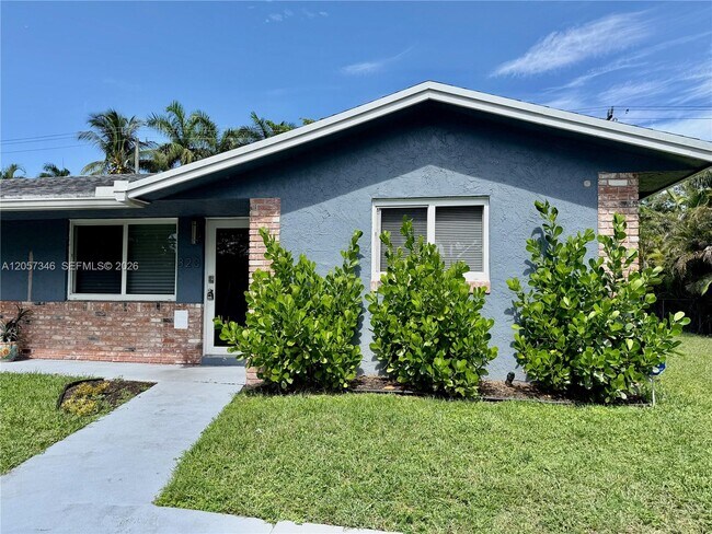 Building Photo - 320 Holloway Dr