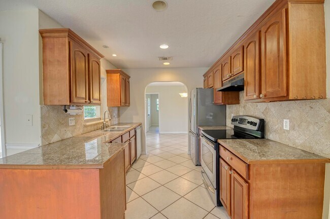 Building Photo - 2074 SE Doverbrook St