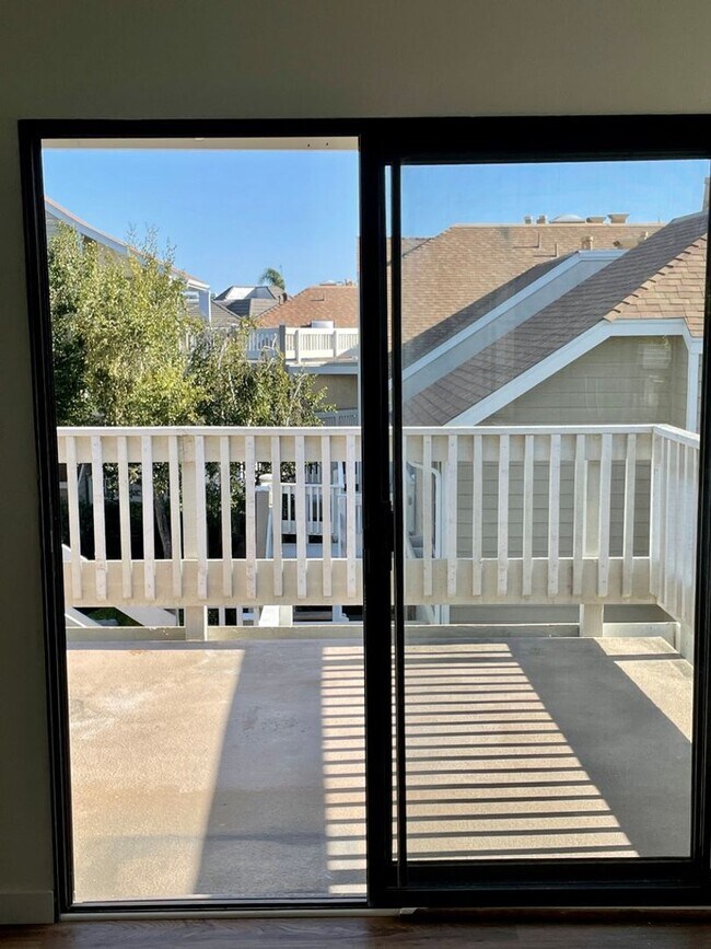 Building Photo - Welcome to Coastal Living at Its Finest!