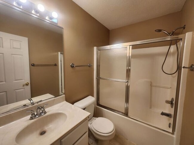 Building Photo - 3 Bedroom On Cul-de-sac, East Side Location