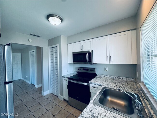 Building Photo - 4107 SE 18th Pl