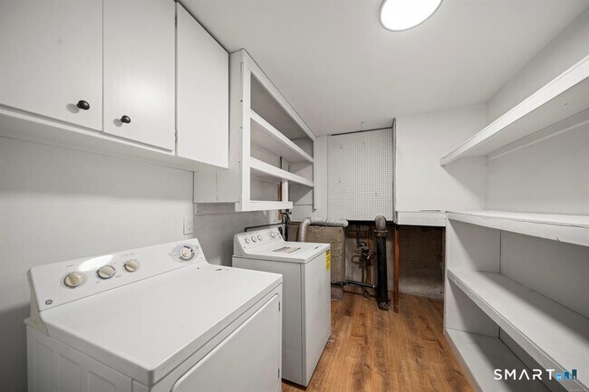 Building Photo - 25 Greenview Dr