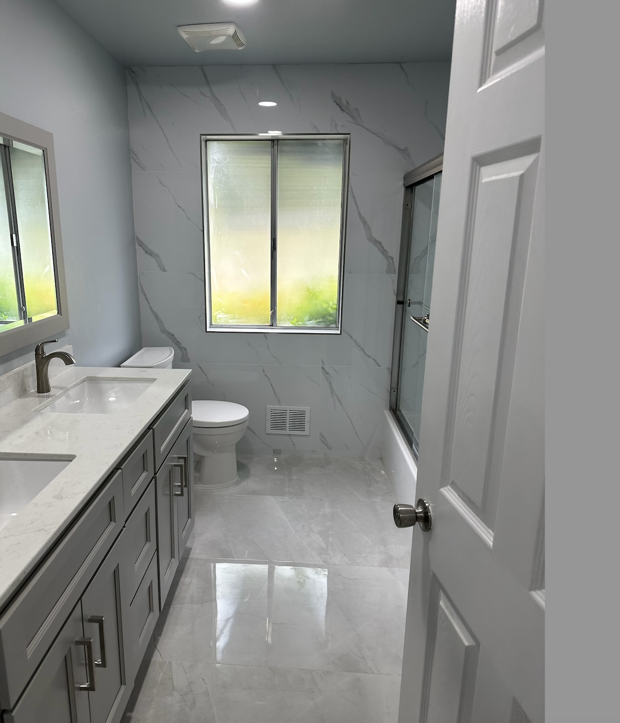 Guest bathroom with dual vanity and shower over tub - 11040 Eastbrook Ave