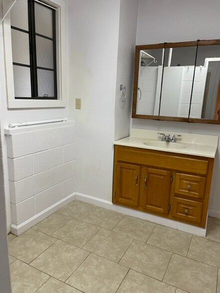 Building Photo - 148 Elilani St
