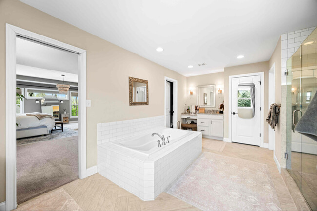 Building Photo - 5990 Hollow Ct