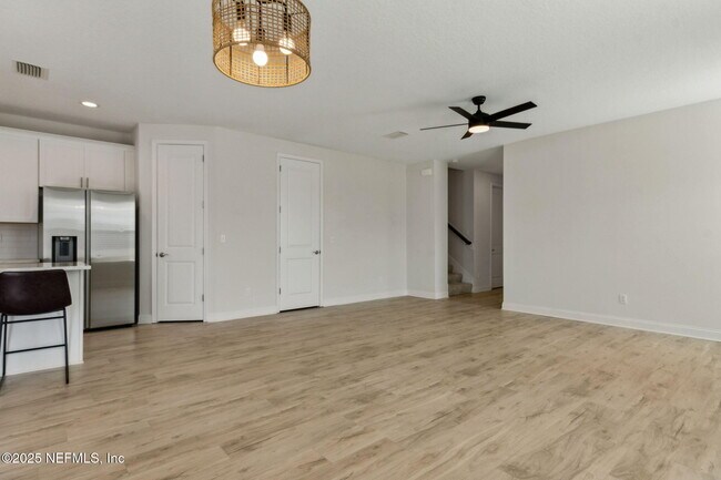 Building Photo - 205 Daydream Ave