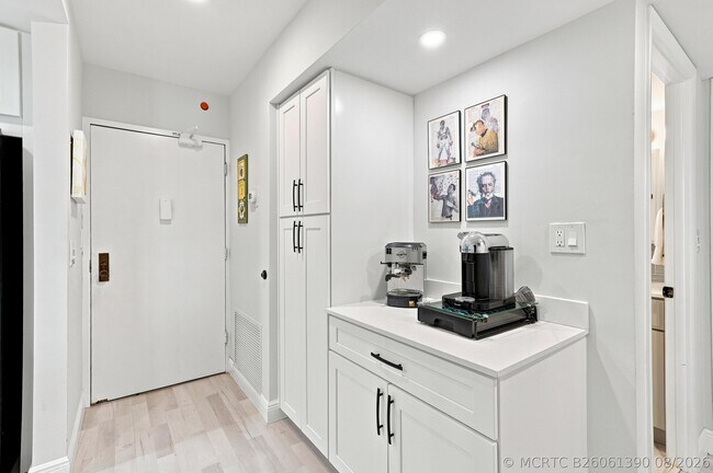 Building Photo - 2121 N Ocean Blvd