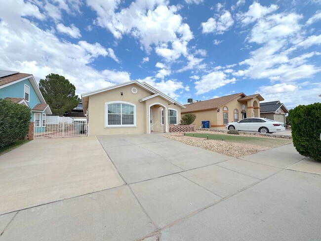 Building Photo - East El Paso 3 bed Refrig A/C