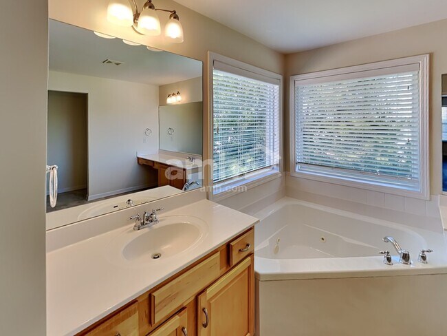 Building Photo - 420 Laurel Hills Dr