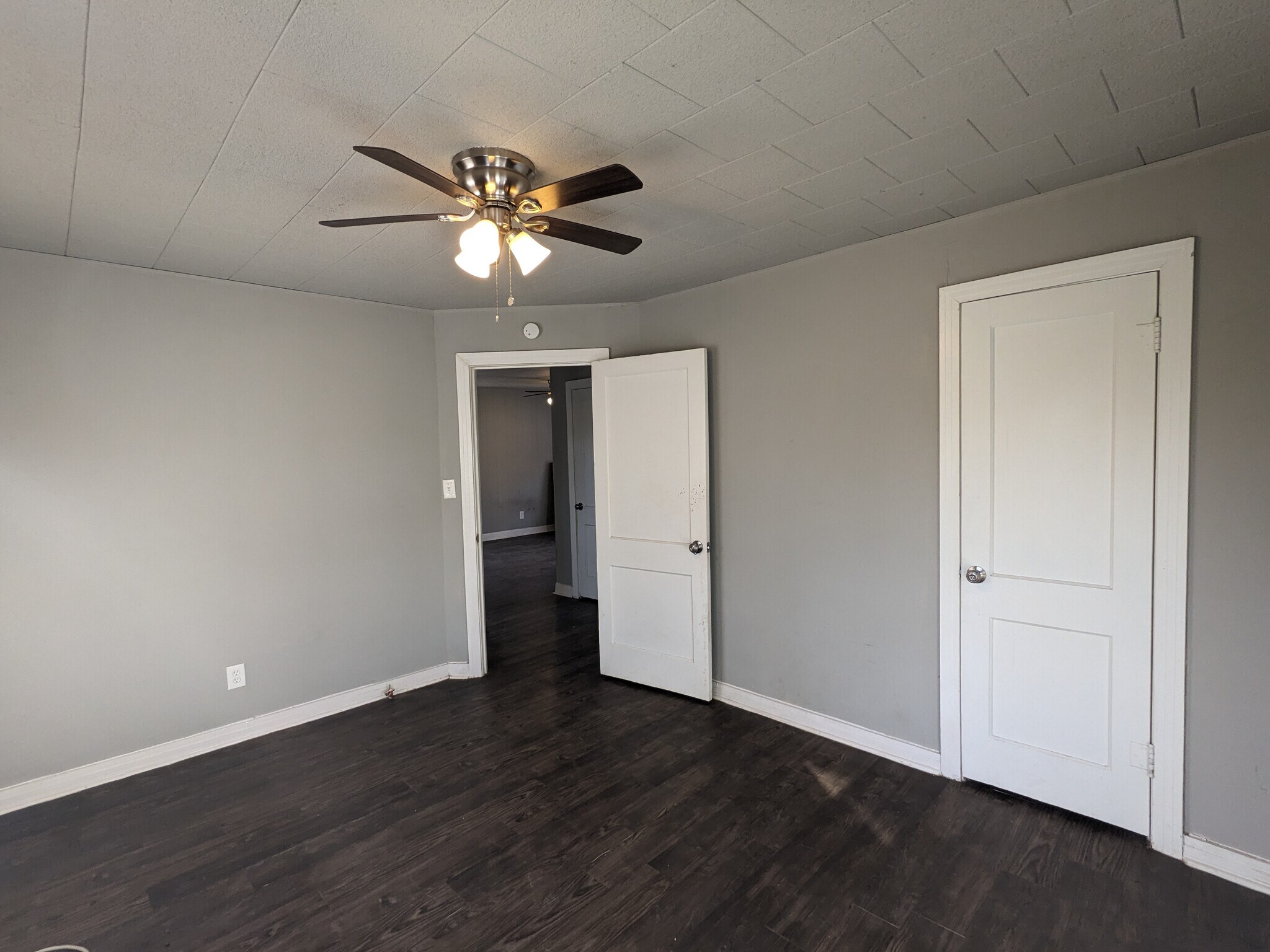 Building Photo - 823 W 9th St