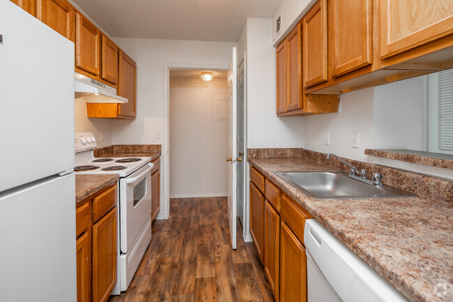 2BR, 2BA - 921SF - Kitchen - Trails of Dickson Apartments