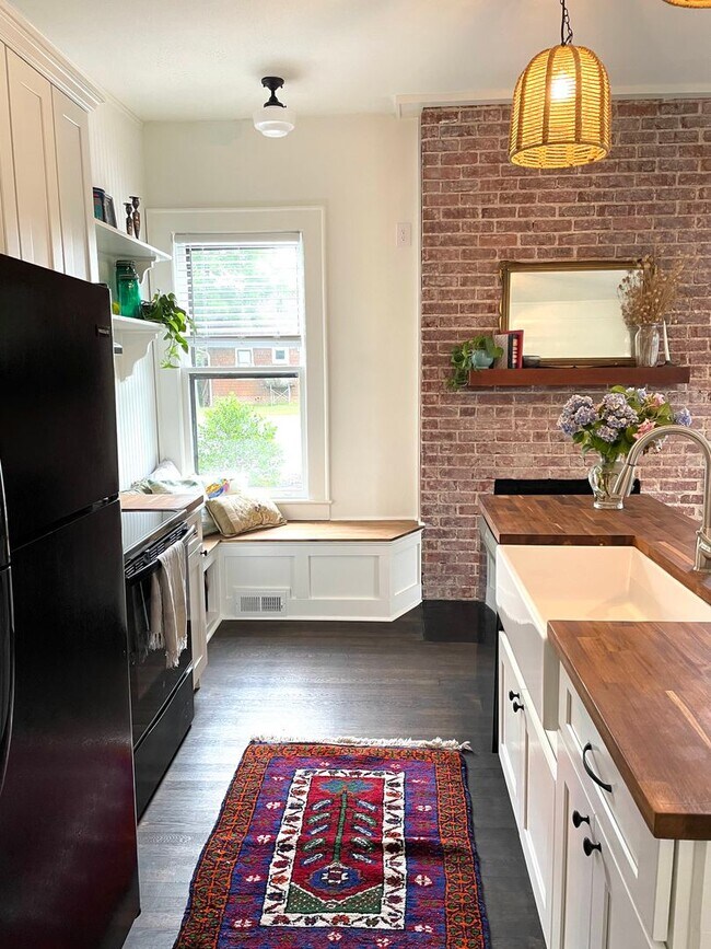 Building Photo - Renovated Historic One Bedroom Apartment D...
