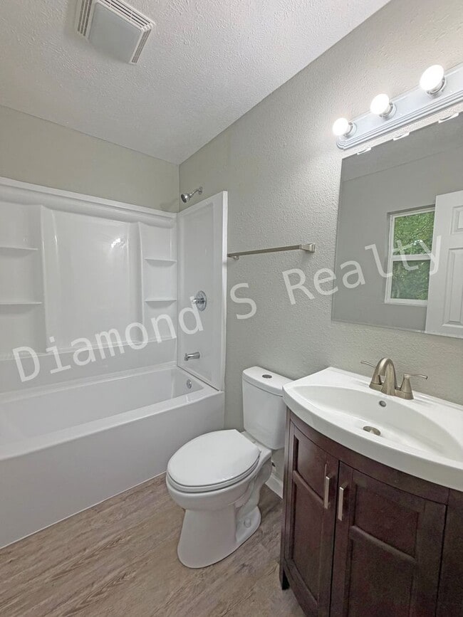 Building Photo - Completely Remodeled 4 Bedroom Home in Nixa!