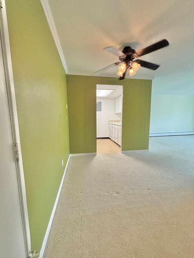 Building Photo - 1150 Golden Cir