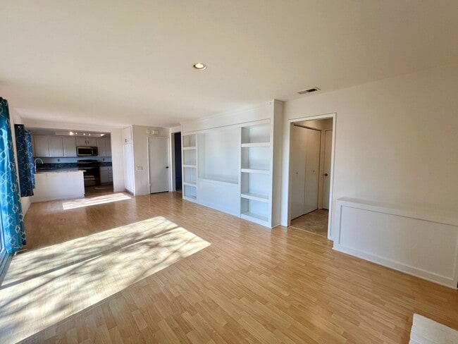 Building Photo - Spacious 4BD/2.5Bth Home in Rancho Penasqu...