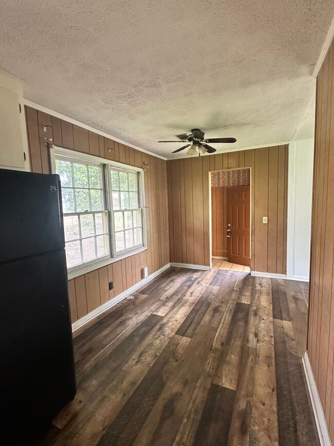 Building Photo - 3 Bed/1.5 Bath Brick Home- Under Renovations