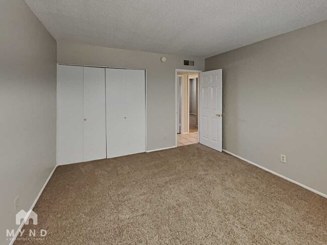 Building Photo - 537 E Laguna Dr