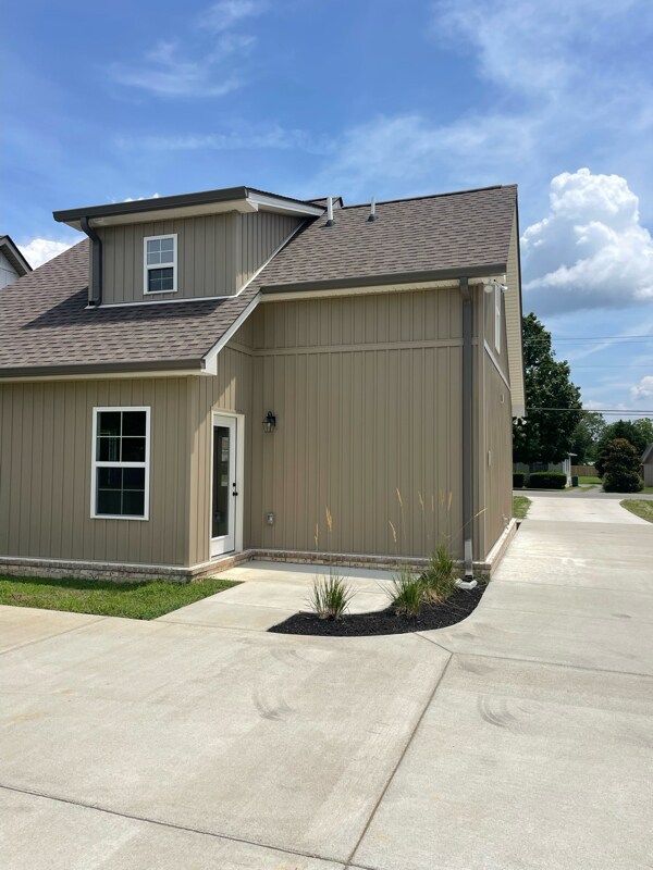 Building Photo - 696 Castle Heights Ave