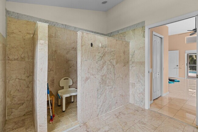 Building Photo - 1040 Bay Harbor Dr