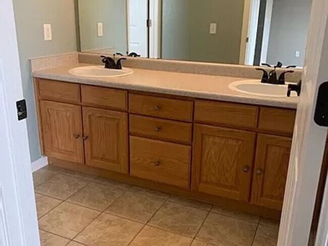 Building Photo - Beautiful 3 bed, 3 bath in D49