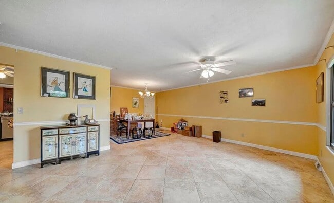 Building Photo - 809 Clifford Dr