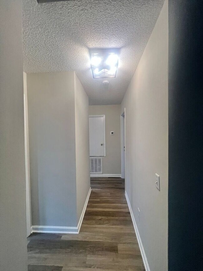 Building Photo - RENT SPECIAL! UPDATED MODERN UNIT! 3BR Clo...