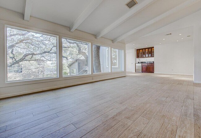 Building Photo - 2400 Spring Creek Dr