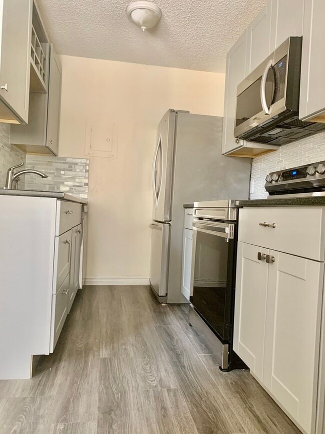 Building Photo - BEAUTIFUL One Bed on Madison Ave, Close to Campus! Corner Unit