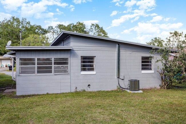 Building Photo - Very Cute Two Bedroom Single Family Home - Now Available