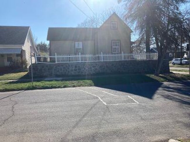 Building Photo - 3 Bedroom 1 Bathroom Home