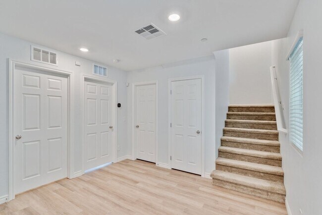 Building Photo - Spacious Three Story 3 Bed 3.5 Bath Smarth...