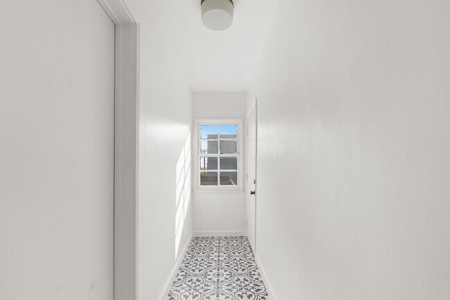 Building Photo - This spacious studio apartment located in the popular Los Feliz neighborhood of Los Angeles is no...