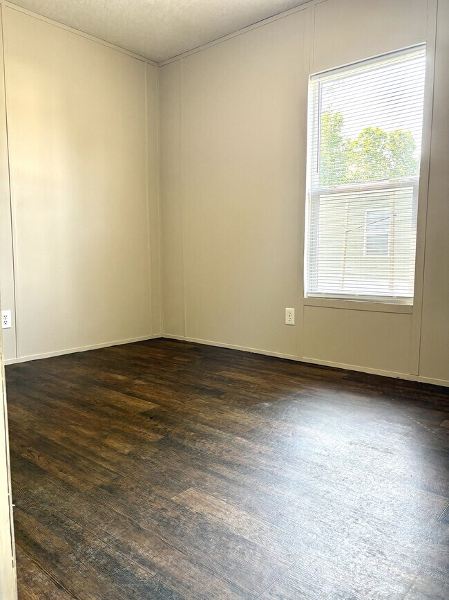 Building Photo - 407 Chloe Cir