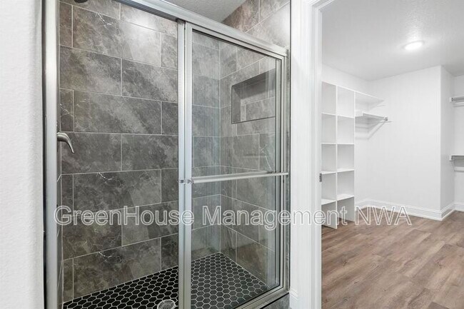 Building Photo - 710 W Jillian St