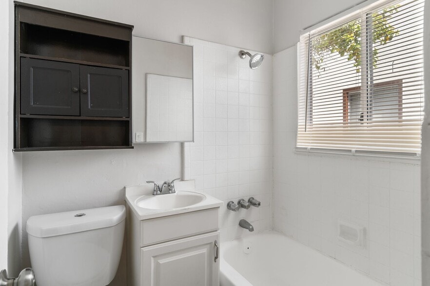 Building Photo - 2652 E 15th St