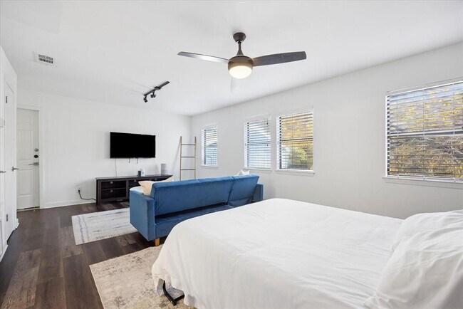 Building Photo - 604 Pressler St