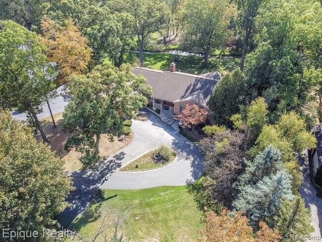 Building Photo - 135 W Hickory Grove Rd