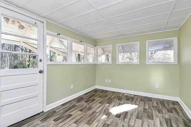 Building Photo - 1208 Saratoga Dr